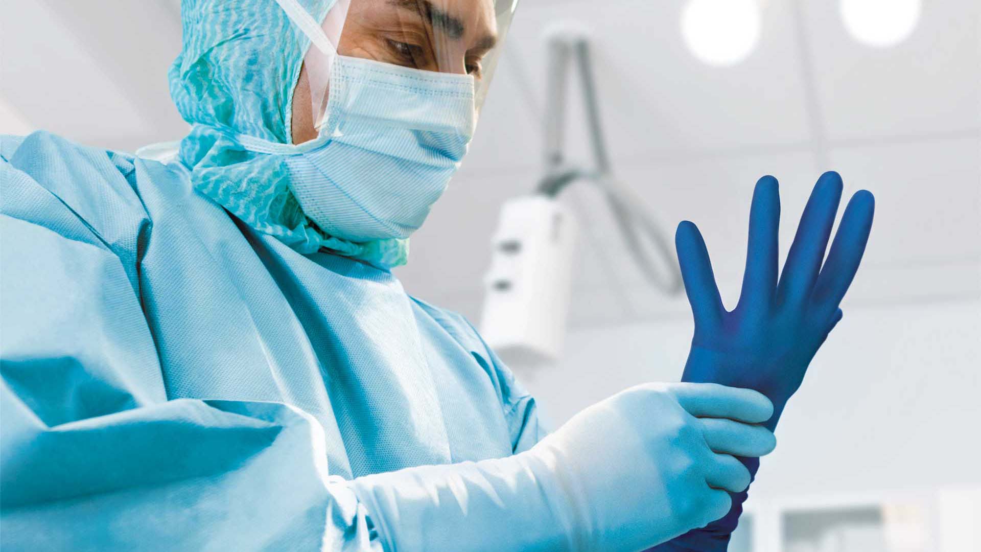 Хирург использует перчатки с Biogel с индикацией проколов