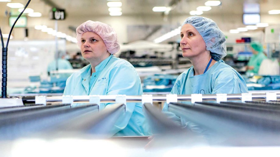 two female employees at work in a Mölnlycke factory