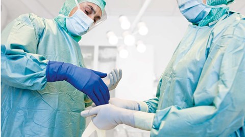 Mölnlycke OP-Handschuhe bei einer Operation