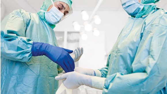 Operační rukavice Mölnlycke v chirurgii