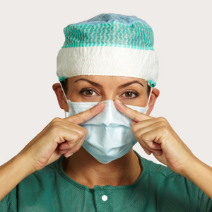 Sundhedsmedarbejder påtager maske, step 3