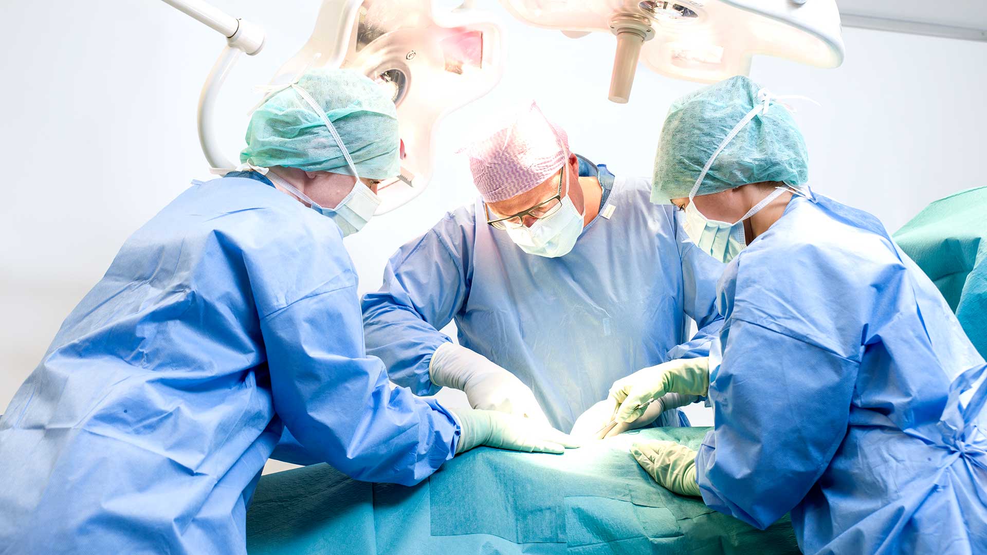 Chirurdzy i pielęgniarki podczas zabiegu na sali operacyjnej