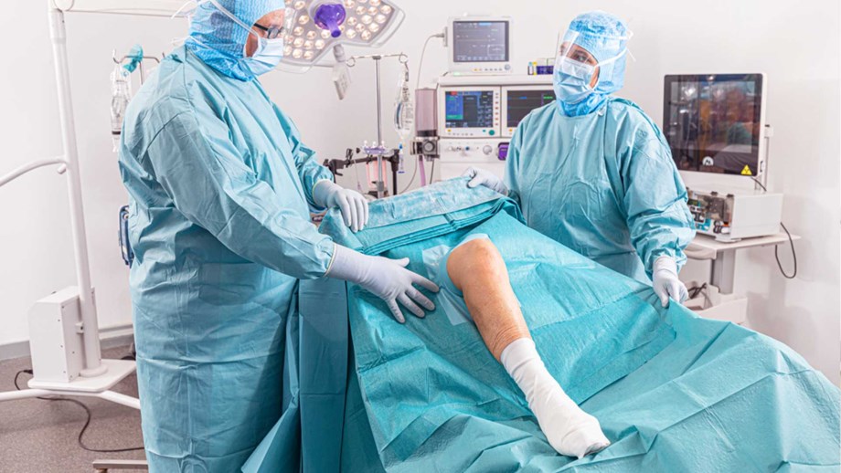 Orthopedische ingreep met twee chirurgen