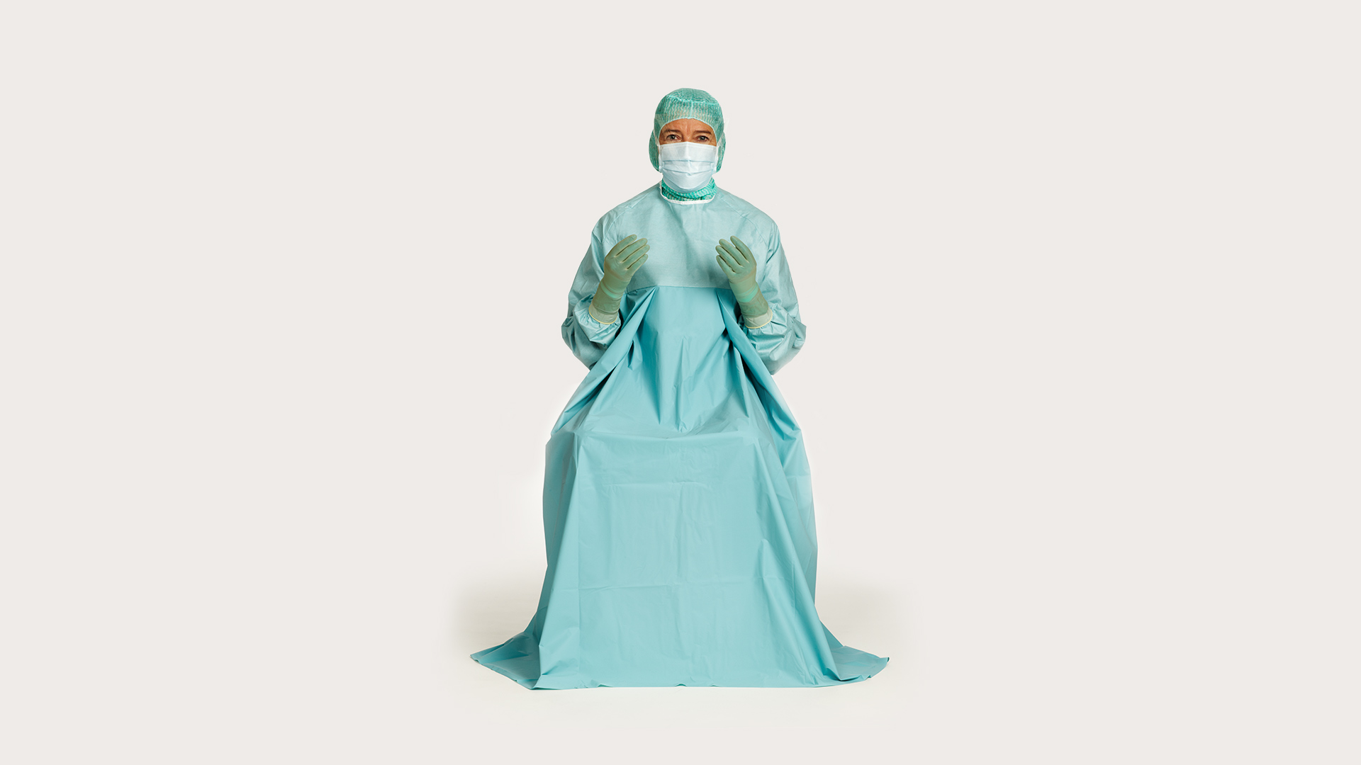 Chirurgin, die einen BARRIER OP-Mantel Urologie Classic High Performance trägt