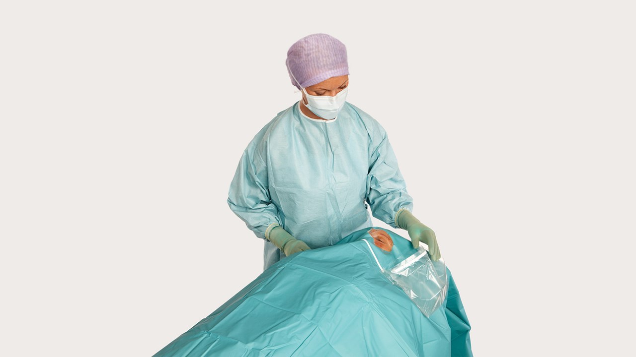 une femme chirurgien utilisant les champs ophtalmiques BARRIER sur un patient