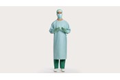 un clinicien portant une casaque chirurgicale BARRIER fluid protection plus
