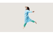une infirmière de bloc portant une casaque chirurgicale BARRIER Primary, en train de sauter