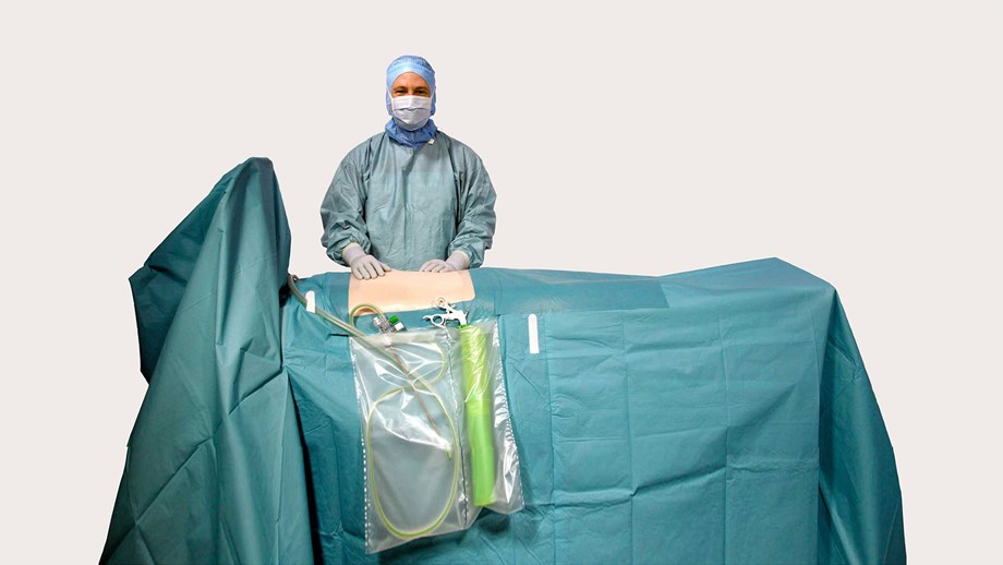 chirurgas, naudojantis „BARRIER“ laparoskopijos apklotus