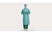 mannelijke arts die een BARRIER operatiejas classic draagt