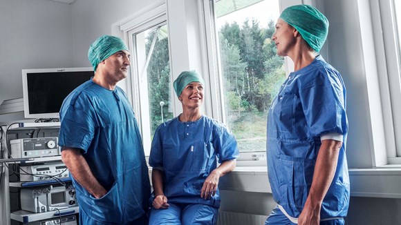Uma equipa de cirurgiões no trabalho