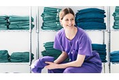 enfermeira a usar um pijama Barrier sentada num vestiário